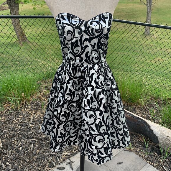 Vintage 90s LA Glo Silver Metallic Black Velvet Strapless Fit and Flare Dress - Picture 5 of 15